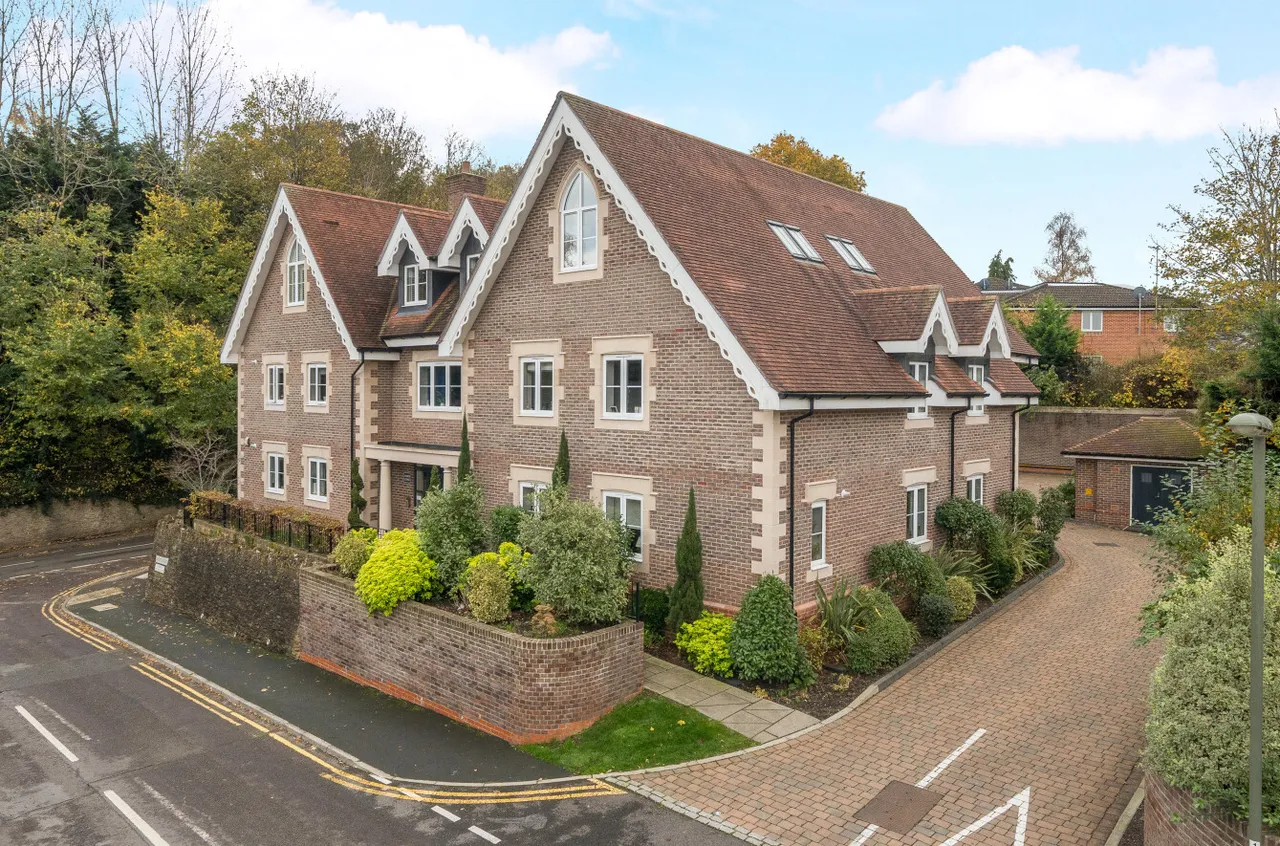 2 bed flat for sale, Croft Road, Godalming, GU7