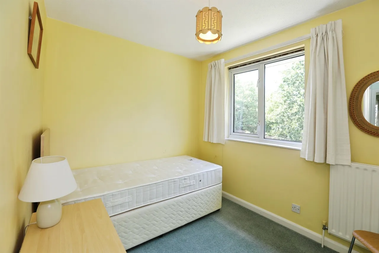 St. Agnes Road, East Grinstead, RH19, photo 4