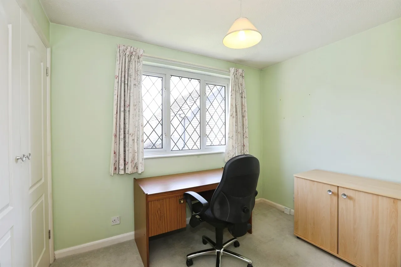 St. Agnes Road, East Grinstead, RH19, photo 6