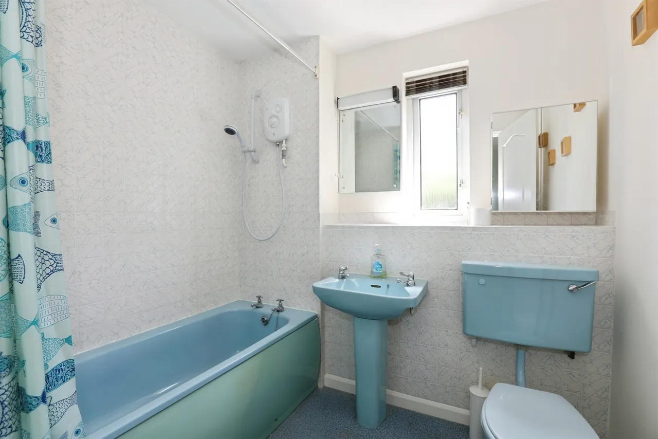 St. Agnes Road, East Grinstead, RH19, photo 3