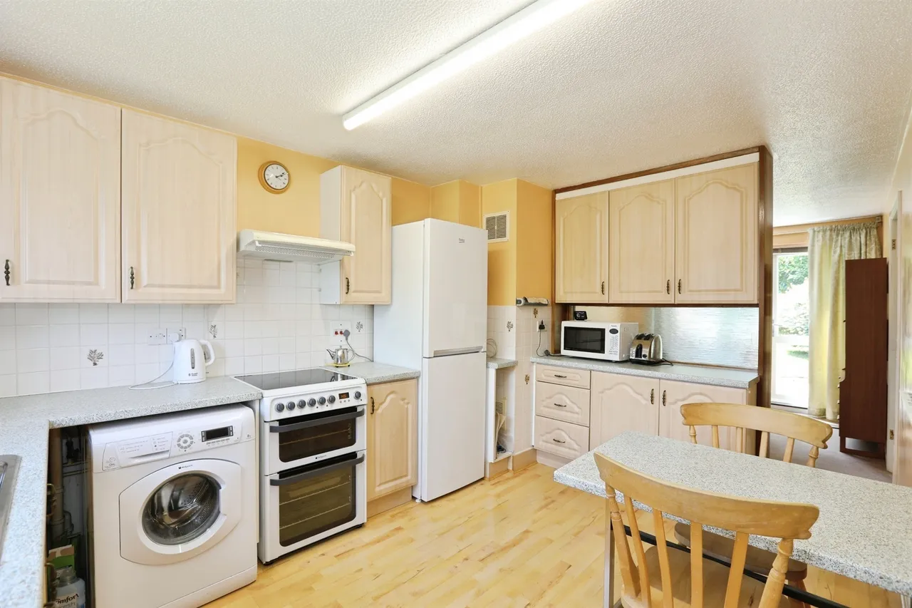 St. Agnes Road, East Grinstead, RH19, photo 2