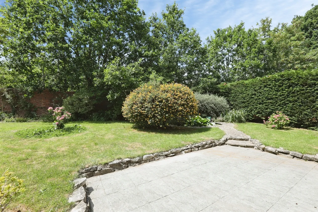 St. Agnes Road, East Grinstead, RH19, photo 9