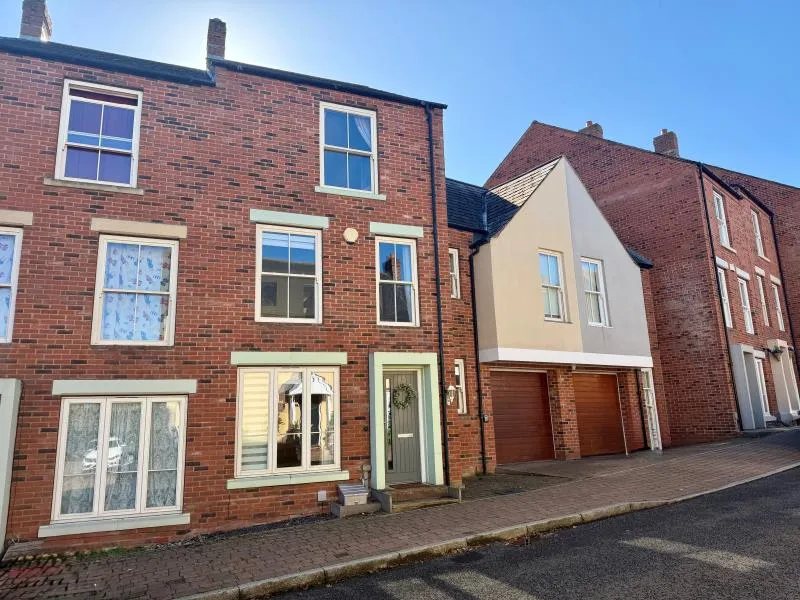 5 bed house for sale, Village Drive