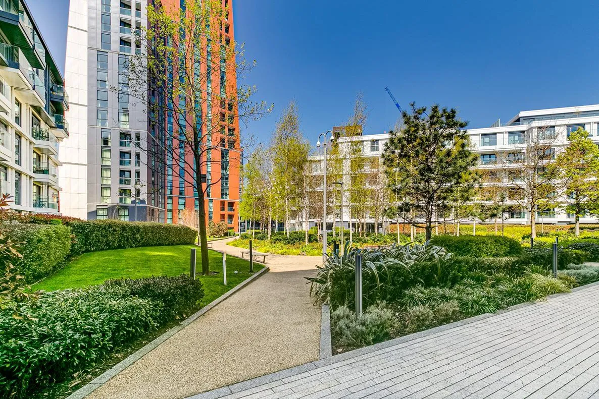 2 bed flat to rent — Flat 44, Haydn Tower, 50 Wandsworth Road, London