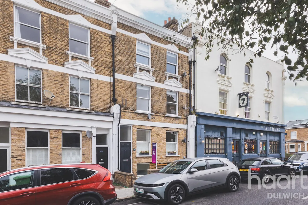 2 bed flat for sale, North Cross Road, London, SE22