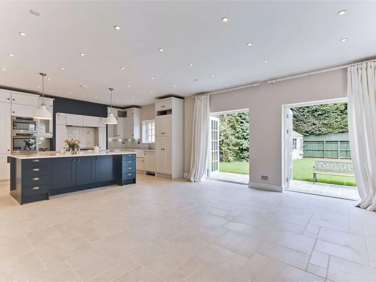 Old Chestnut Avenue, Claremont Park, KT10, photo 2