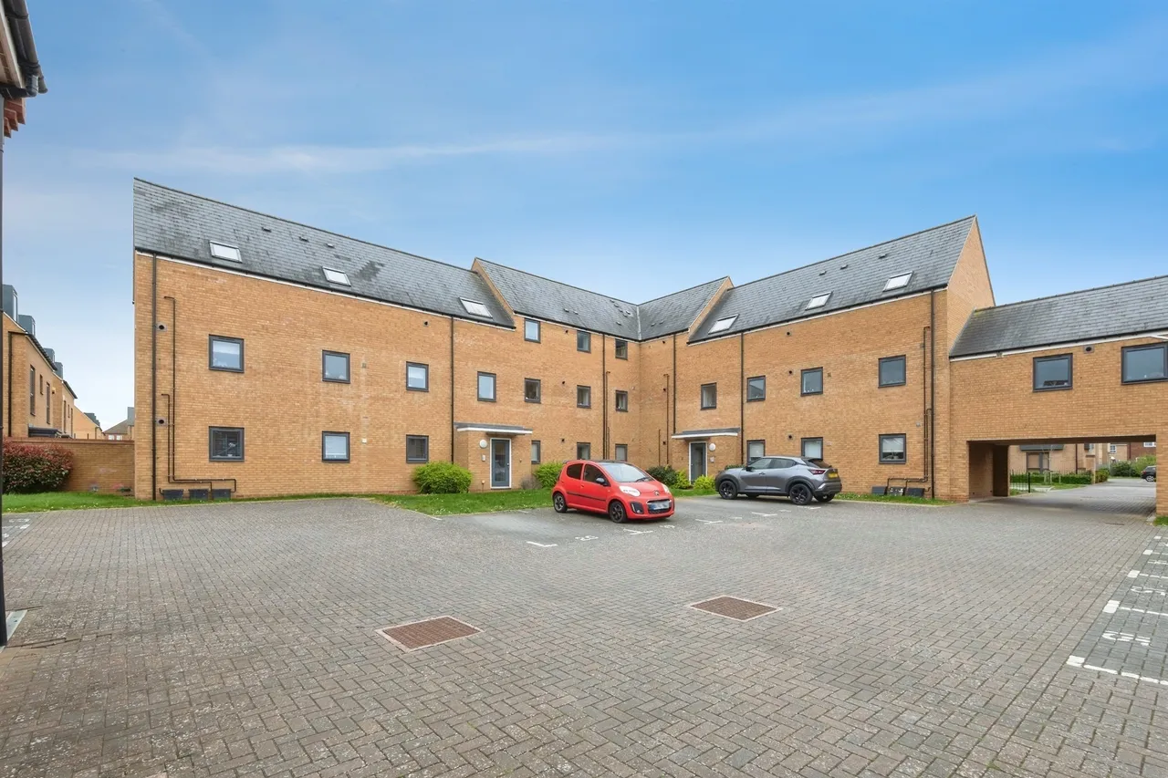 Holt Avenue, Brooklands, Milton Keynes, photo 4
