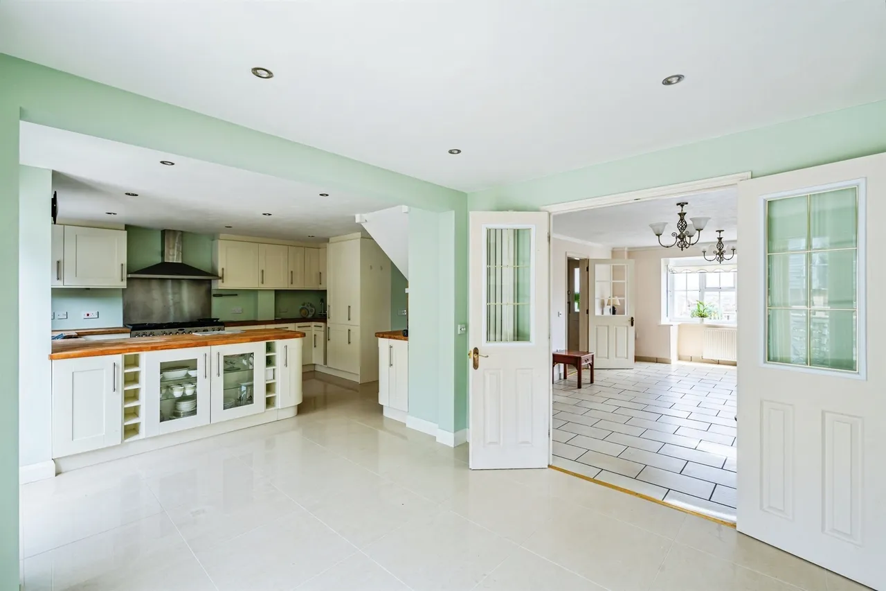Court Farm Road, Newhaven, photo 6