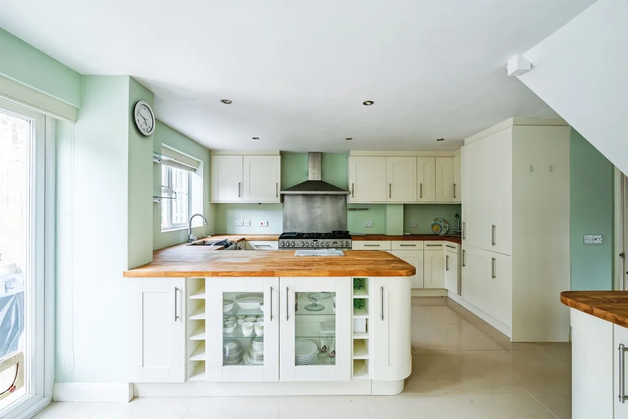 Court Farm Road, Newhaven, photo 4