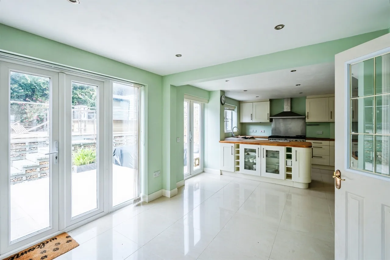 Court Farm Road, Newhaven, photo 7