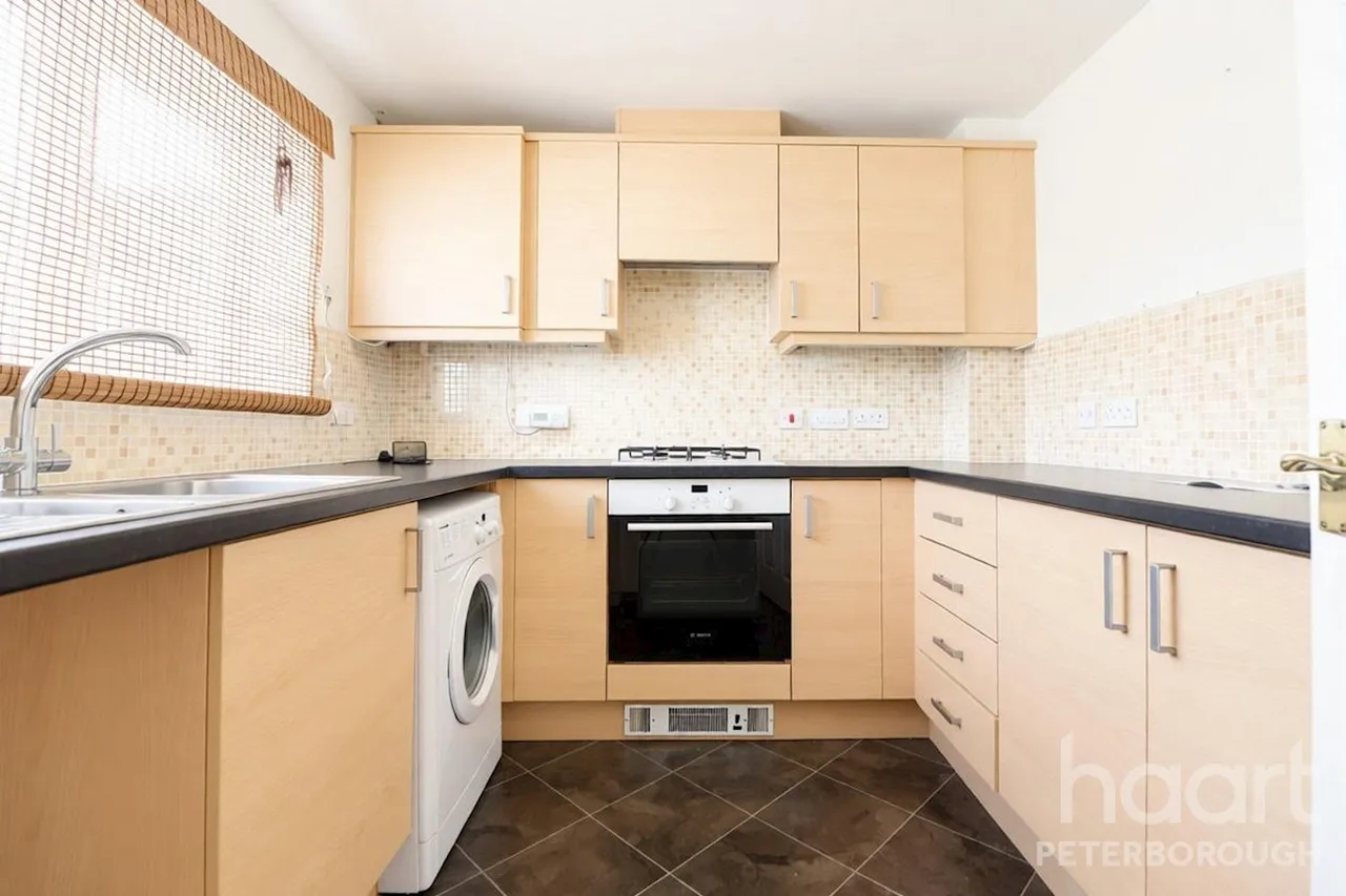 Clover Court, PE7, photo 2