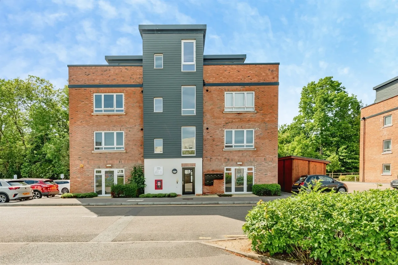 2 bed flat for sale — Thornton Side, Redhill