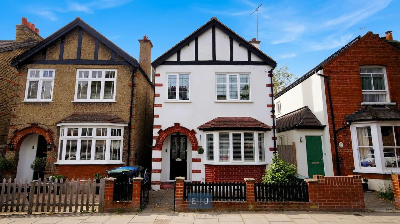 3 bed house for sale — Meadow Road, Loughton