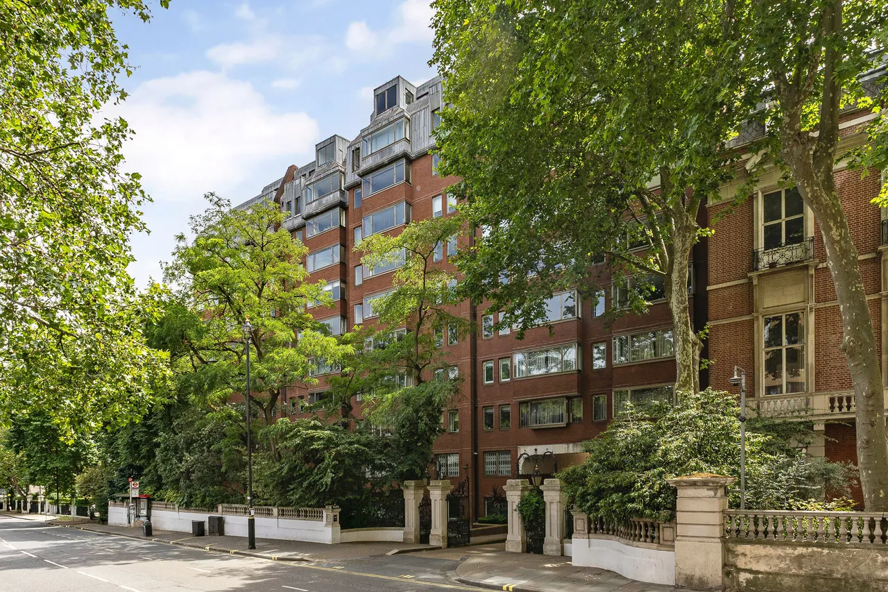 3 bed flat for sale, South Lodge, Knightsbridge, W7