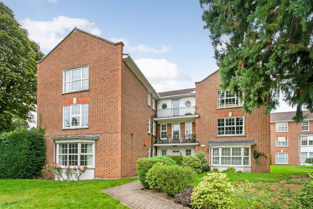 2 bed flat for sale, Phyllis Court Drive, Henley-on-Thames, RG9
