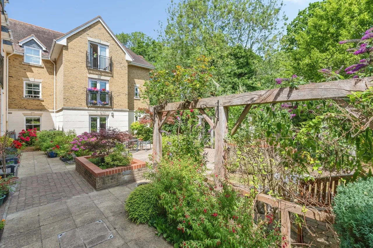 2 bed flat for sale — Stock Road, Billericay, Essex, CM12