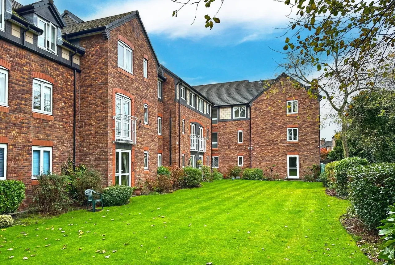 2 bed flat for sale — 290 Park Road, Timperley, Cheshire WA15 6UB