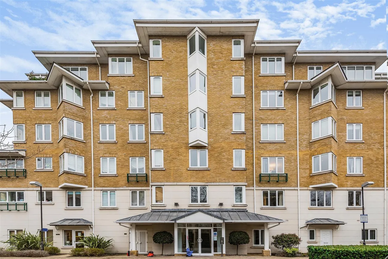 3 bed flat to rent, Strand Drive, Kew, TW9
