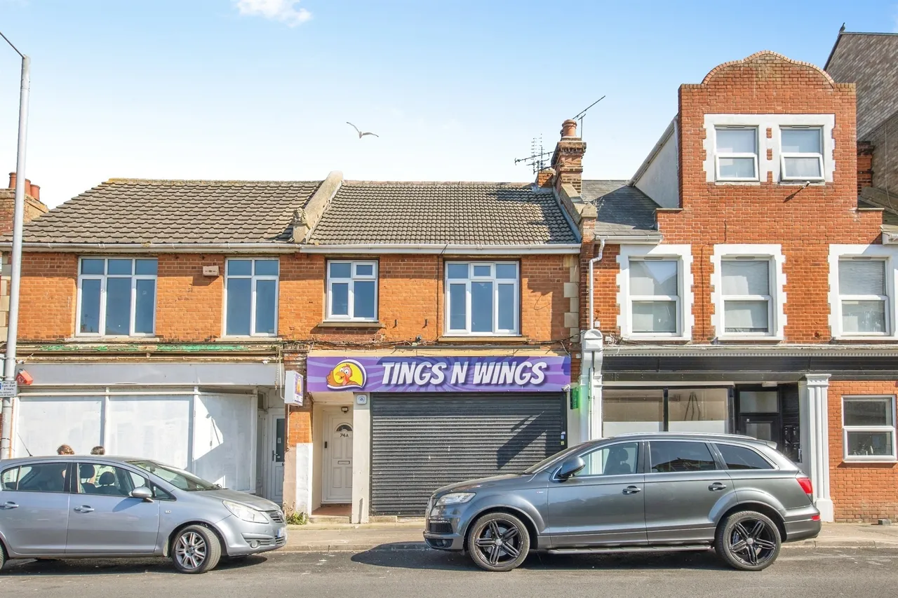 2 bed flat for sale, High Street, Clacton-On-Sea, CO15