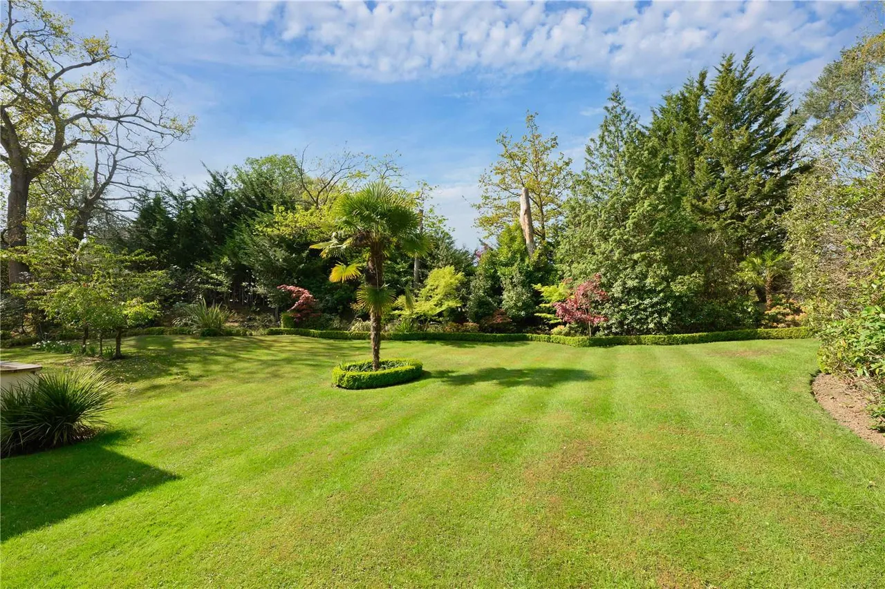 Golf Club Road, St. George's Hill, Weybridge, Surrey, KT13 0NJ, photo 6