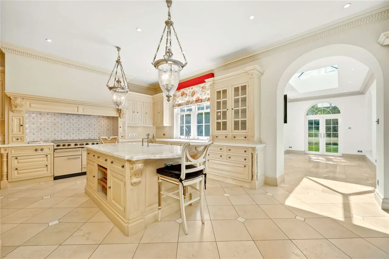 Golf Club Road, St. George's Hill, Weybridge, Surrey, KT13 0NJ, photo 2