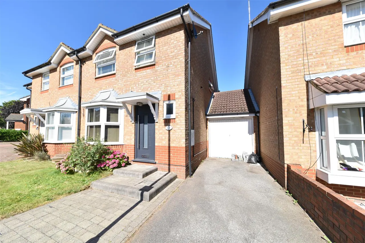 3 bed house for sale — Wetherby Close, Stevenage, Herts, SG1 5RX