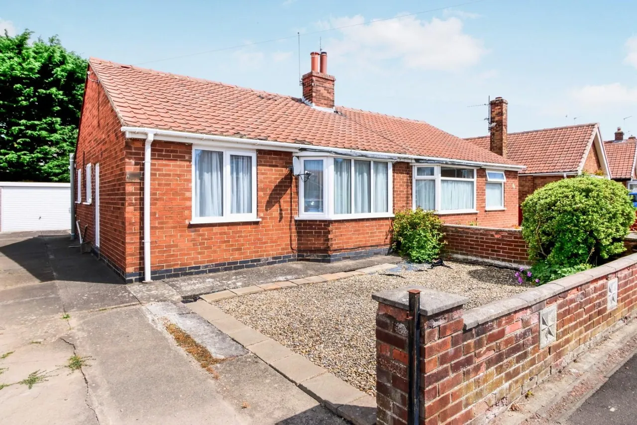 2 bed house for sale — Whitethorn Close, York