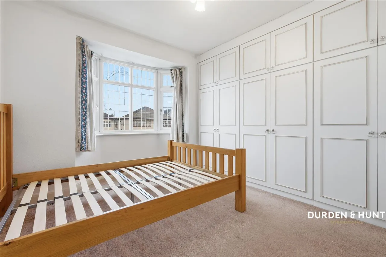 Stradbroke Grove, Ilford, IG5, photo 14