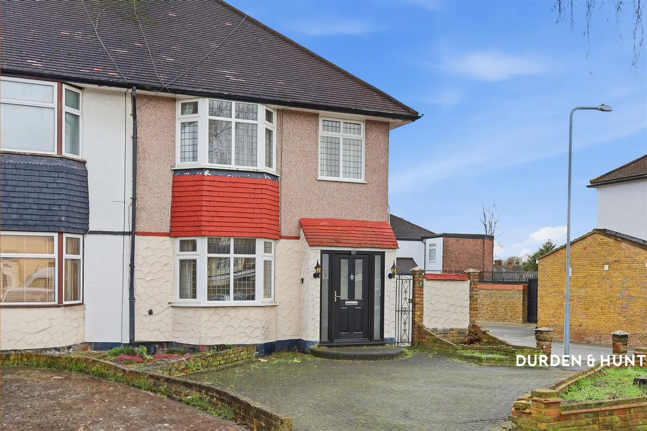 3 bed house to rent, Stradbroke Grove, Ilford, IG5