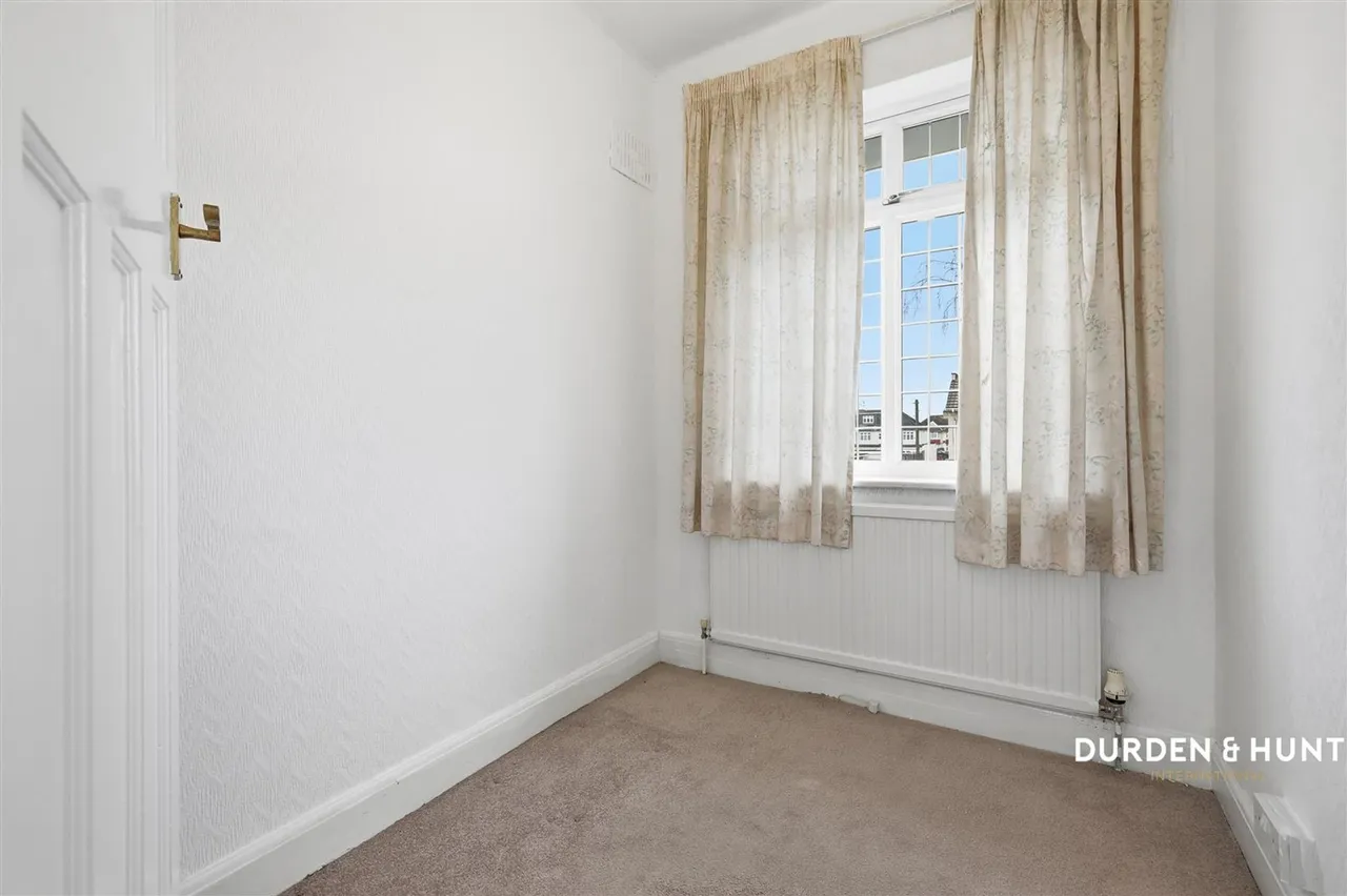 Stradbroke Grove, Ilford, IG5, photo 16