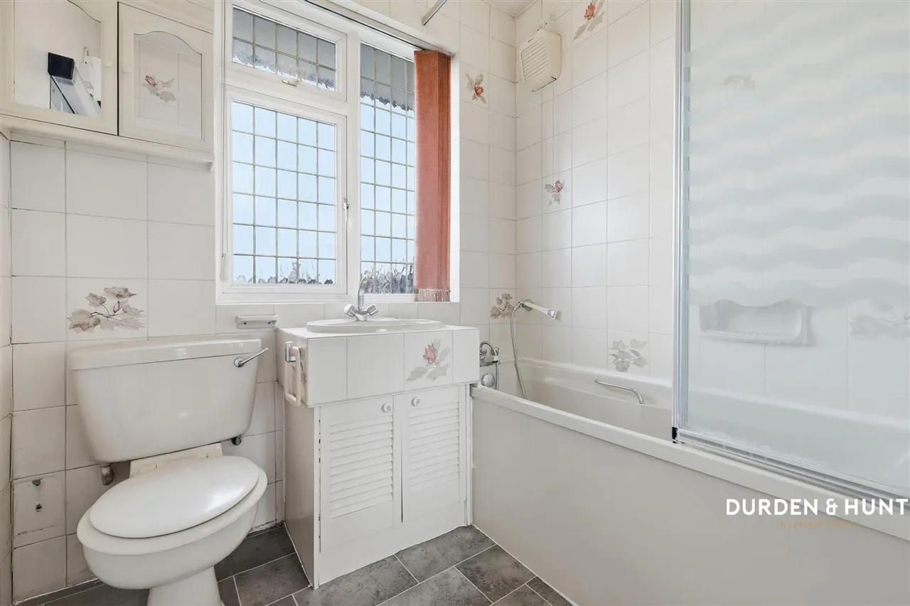 Stradbroke Grove, Ilford, IG5, photo 17