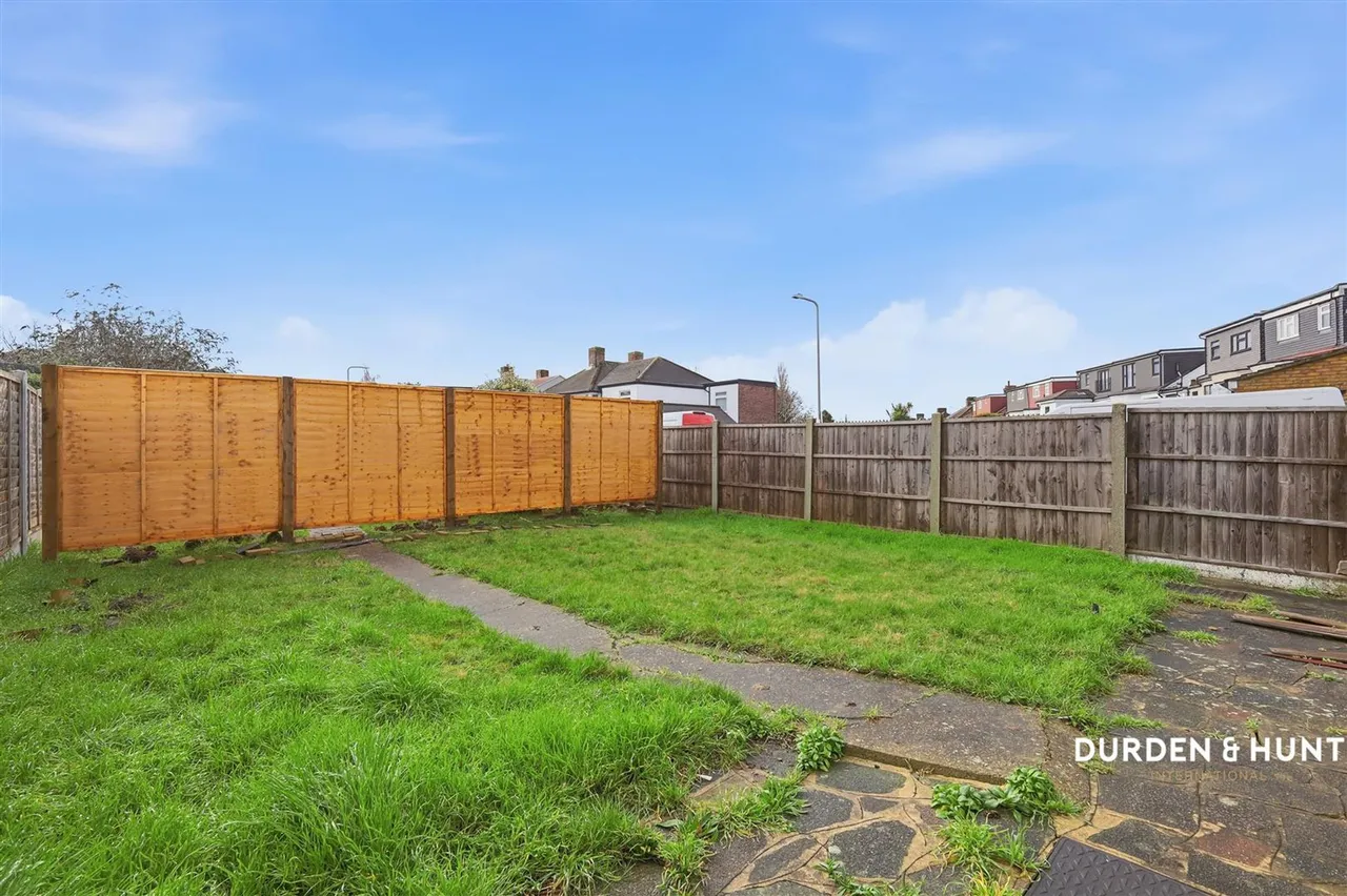 Stradbroke Grove, Ilford, IG5, photo 18