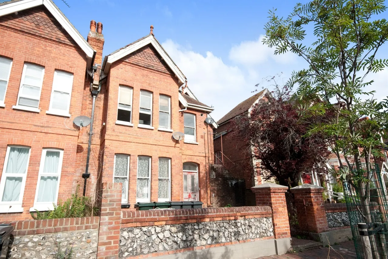 2 bed flat for sale — Enys Road, Eastbourne