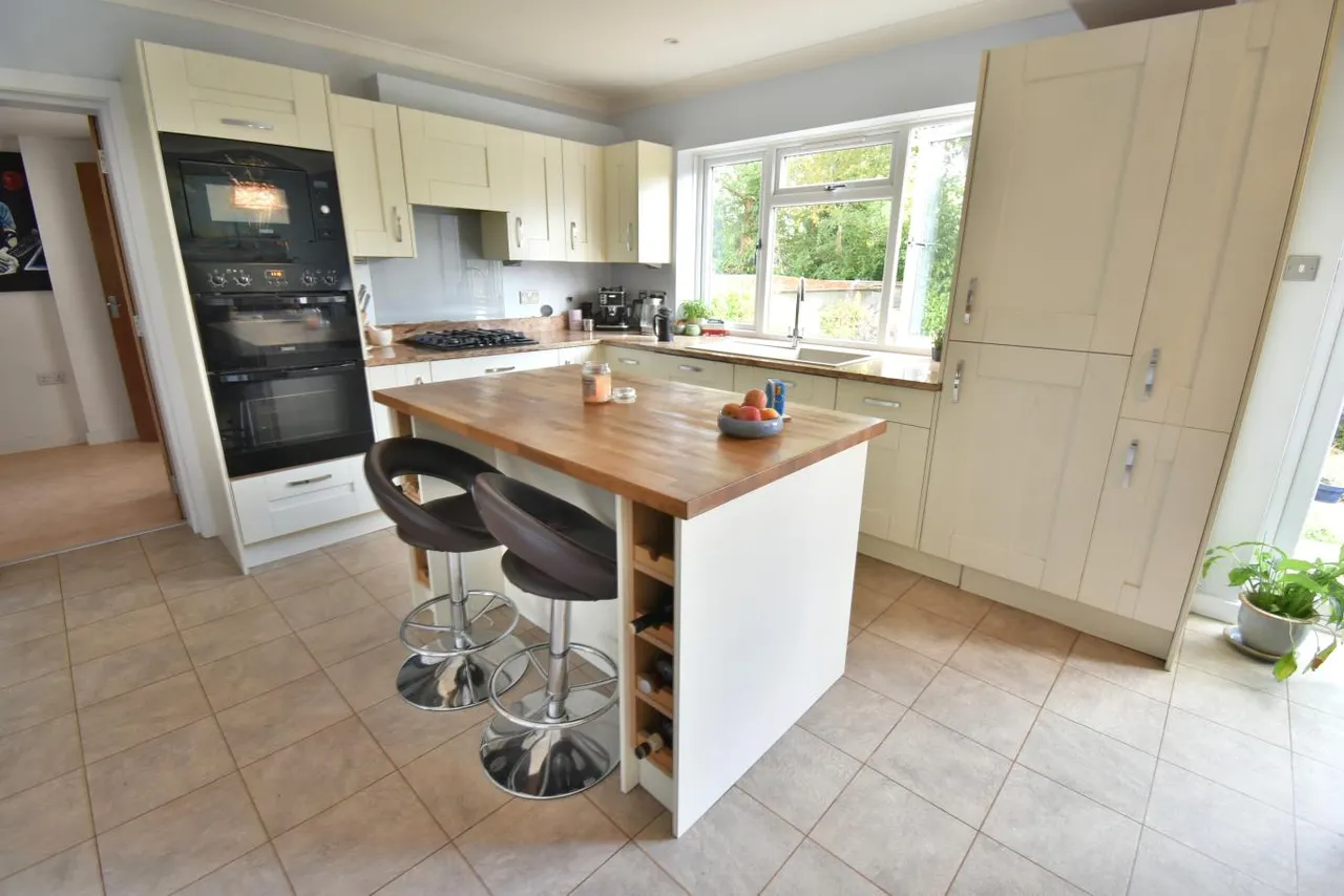 Ford Close, BH22, photo 5
