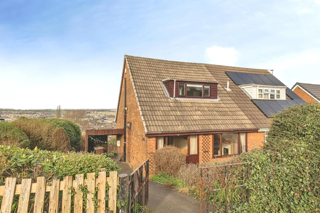 3 bed house for sale — Lascelles Road, Heckmondwike