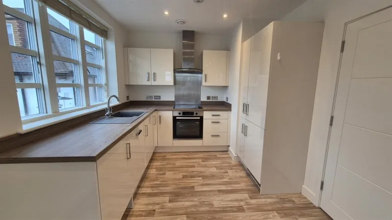 1 bed flat to rent, High Street, Whitton