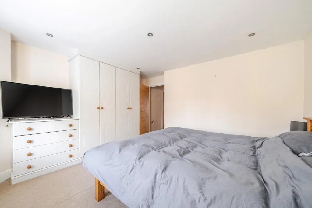 Byfleet Road, New Haw, KT15, photo 10