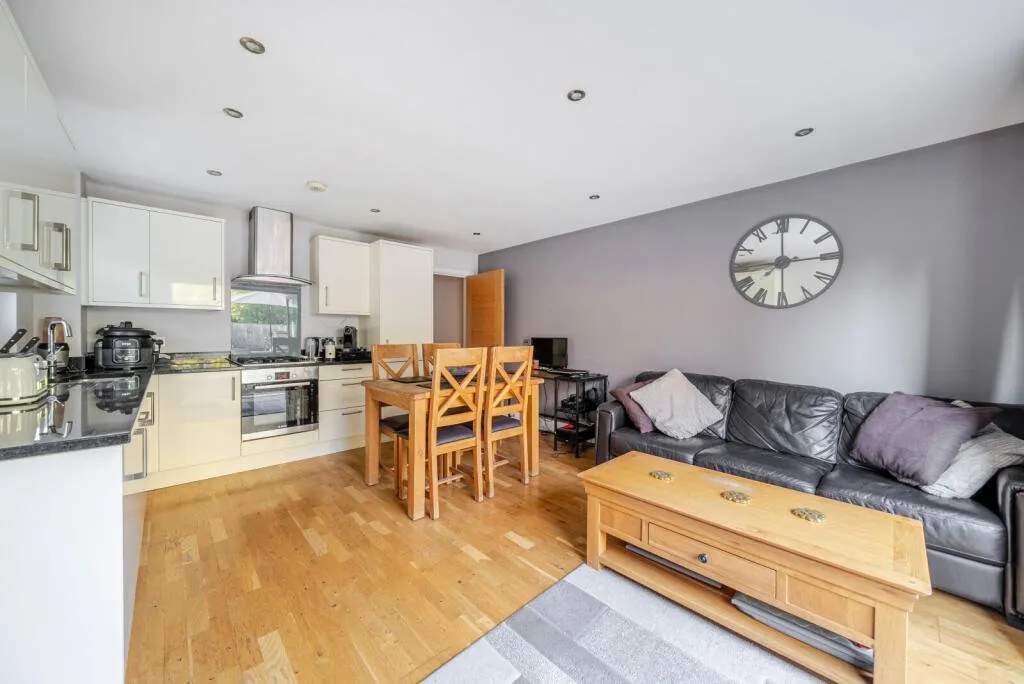 Byfleet Road, New Haw, KT15, photo 5