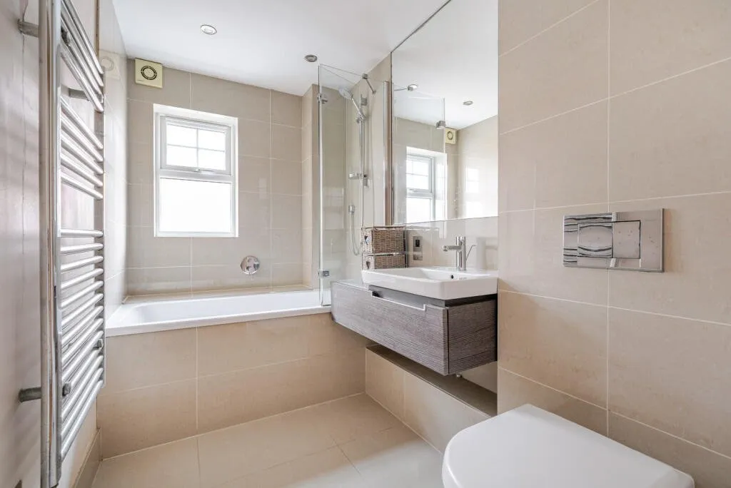 Byfleet Road, New Haw, KT15, photo 11