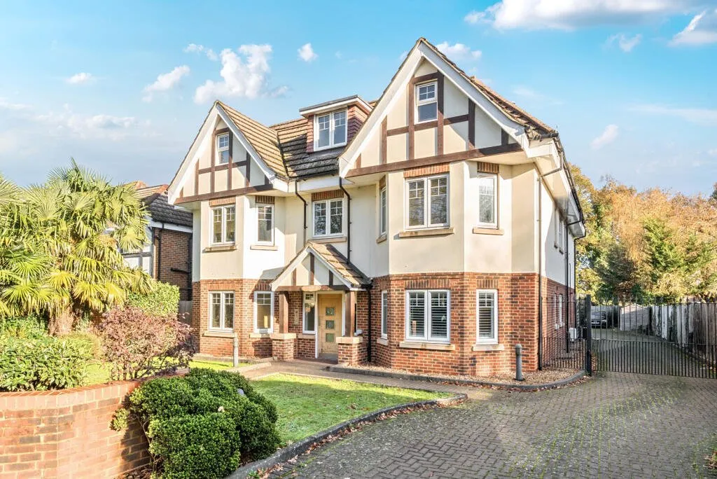 Byfleet Road, New Haw, KT15, photo 16