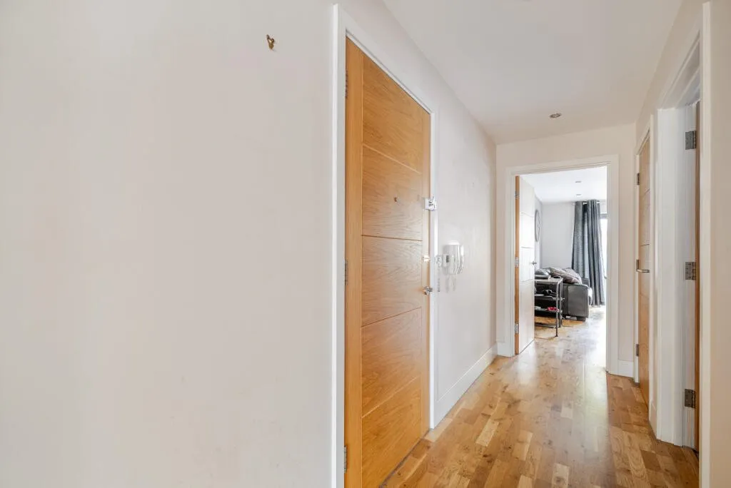 Byfleet Road, New Haw, KT15, photo 8
