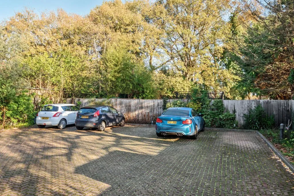 Byfleet Road, New Haw, KT15, photo 14
