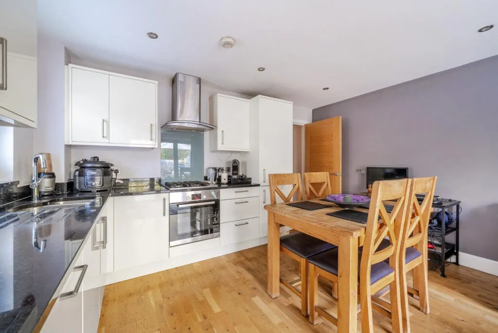 Byfleet Road, New Haw, KT15, photo 7