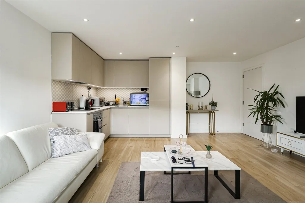 Caversham Road, Beaufort Park, NW9, photo 4
