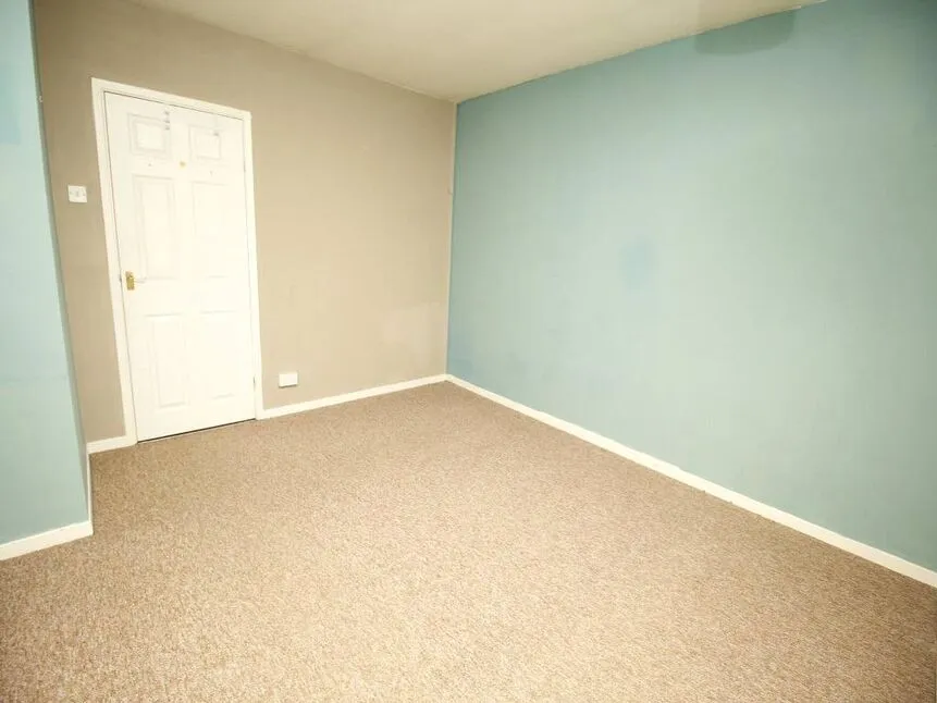 Frobisher Crescent, Staines-Upon-Thames, Middlesex, TW19, photo 2