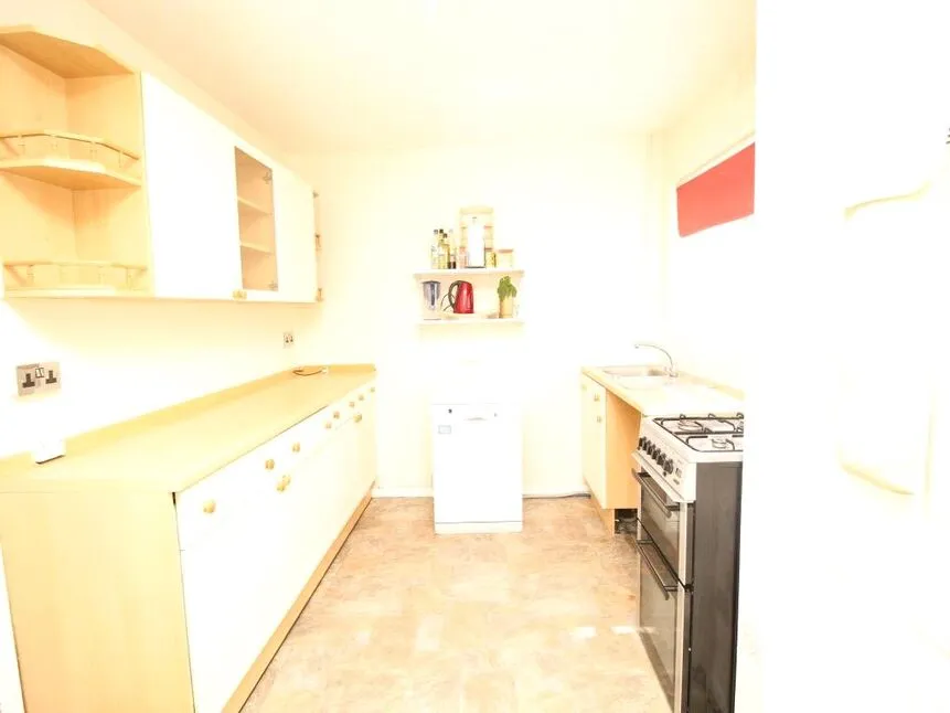 Frobisher Crescent, Staines-Upon-Thames, Middlesex, TW19, photo 3
