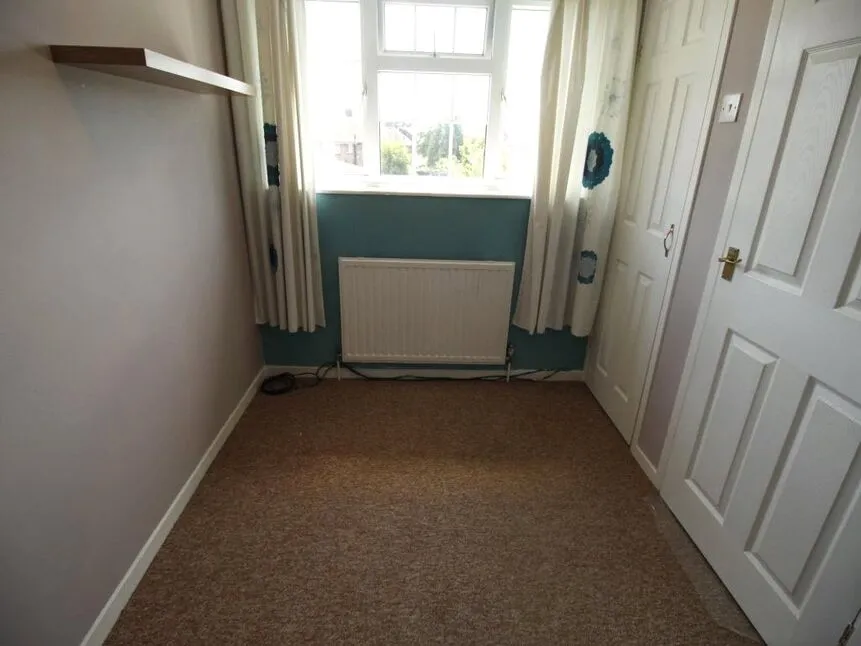 Frobisher Crescent, Staines-Upon-Thames, Middlesex, TW19, photo 4
