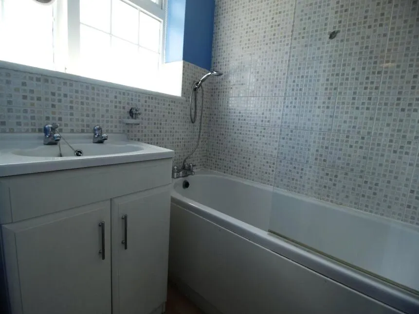 Frobisher Crescent, Staines-Upon-Thames, Middlesex, TW19, photo 5