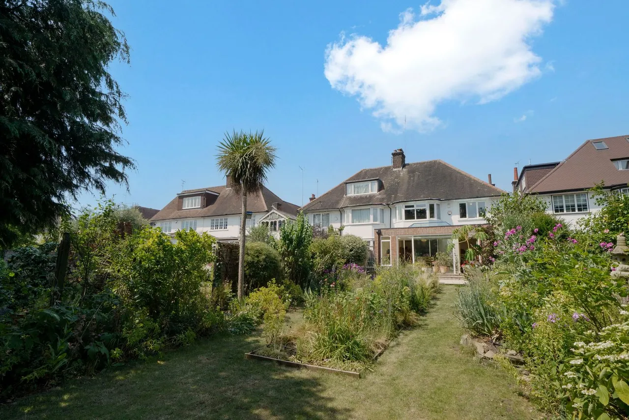 Rodborough Road, Golders Green NW11 8SA, photo 2