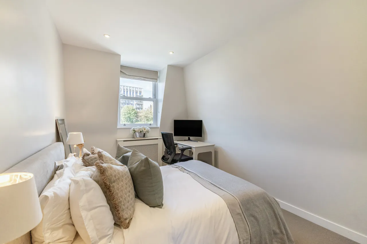 Old York Road, London, SW18, photo 8